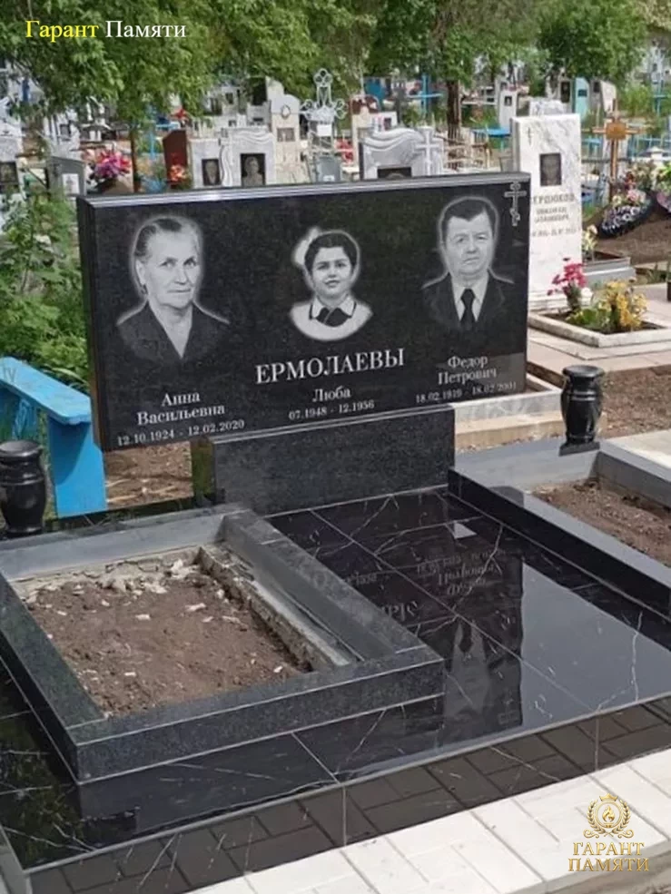 Памятник из гранита Классика на троих 16